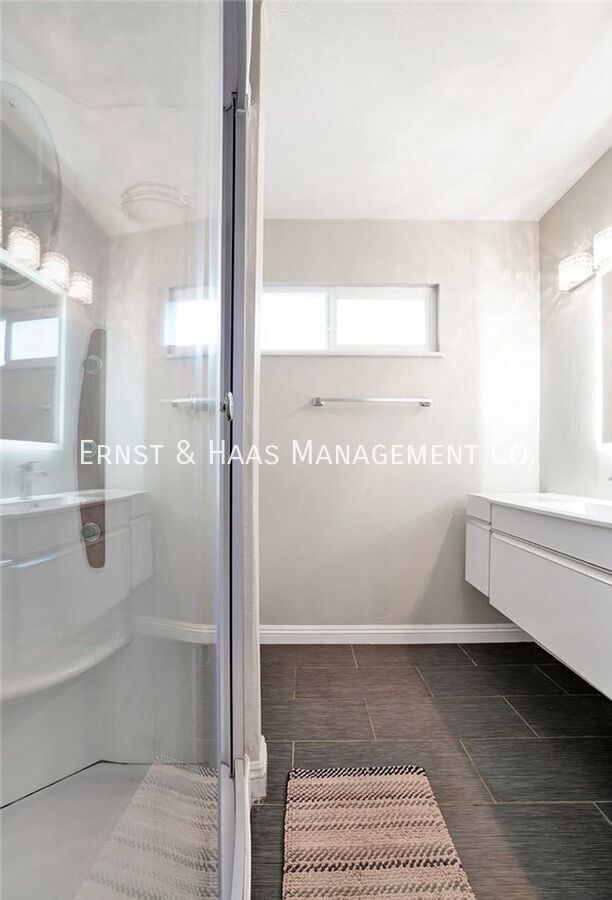 Building Photo - 17071 Oak Ln