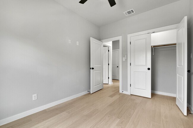Building Photo - 521 Dakota St