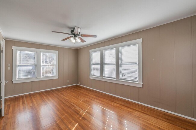 Building Photo - 2 bedroom 1 bath duplex in Arlington Heights