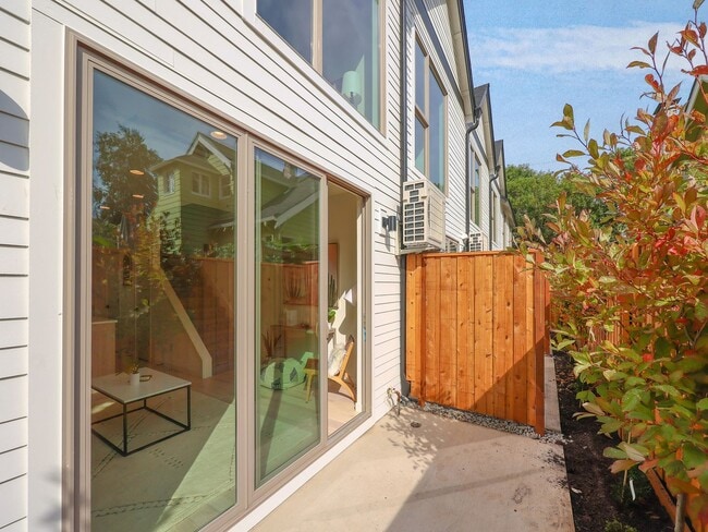 Building Photo - Stunning Townhome-Style Unit with Washer/D...