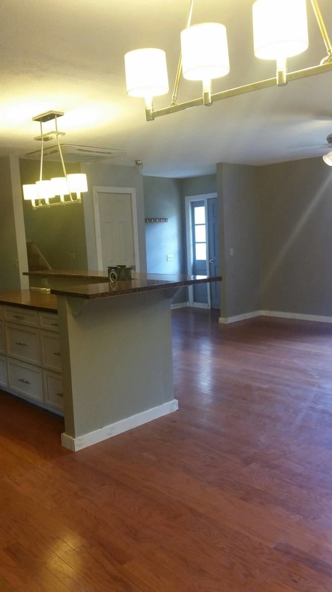 Building Photo - 318 N Country Club Dr