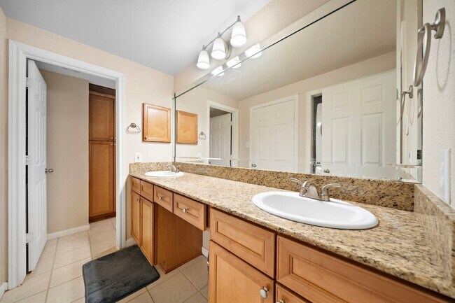 Building Photo - 2255 Braeswood Park Dr