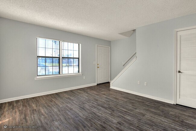 Building Photo - 2 Bedroom Townhouse with Views of County P...