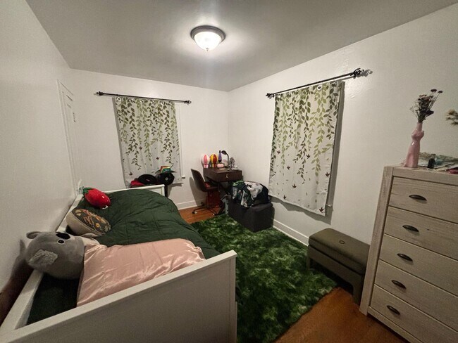 Building Photo - Aug 1st 2026/2027 Pre-leasing Close to 1.5 Blks to CSU & Old Town