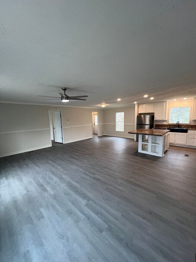 Building Photo - Large 3 bedroom / 2 bath home / 1 Acre FOR RENT