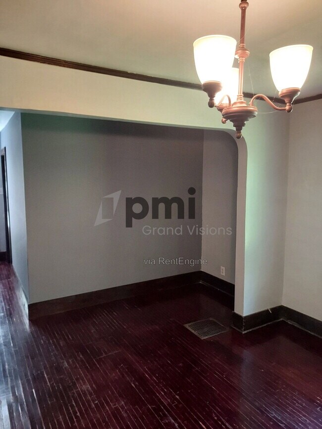 Building Photo - 853 N College St
