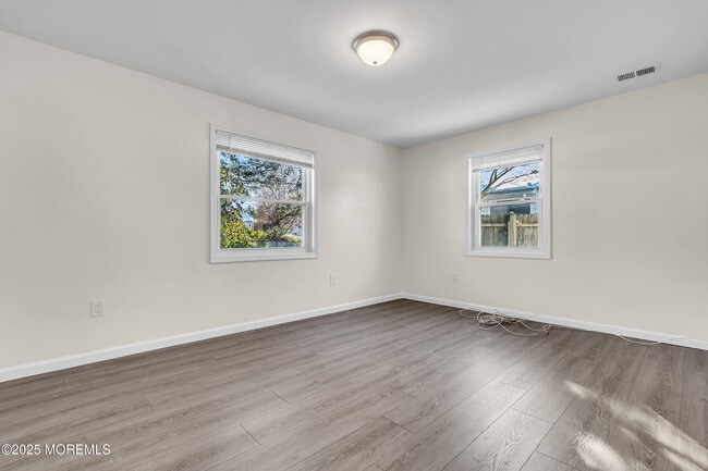 Building Photo - 140 Main Bayway