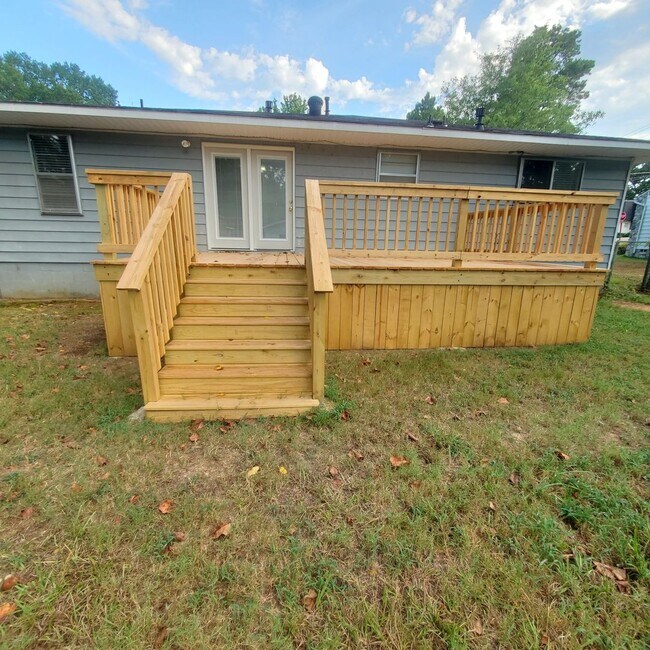 Building Photo - 702 Wildwood Ave