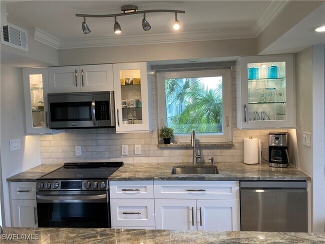 Building Photo - 1910 Gulf Shore Blvd N