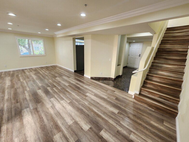 Building Photo - 420 Riverdale Dr