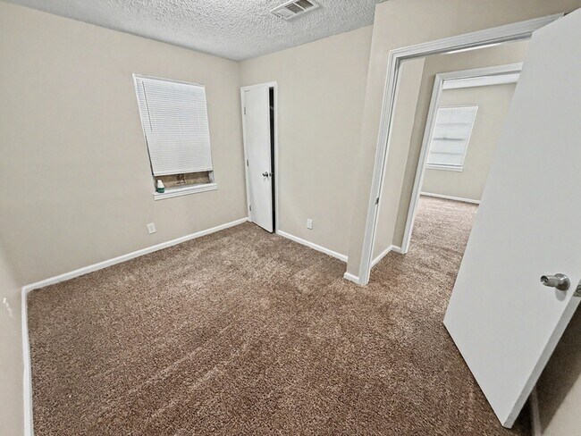 Building Photo - 4551 Sunny View Dr