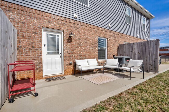Building Photo - Pet Friendly Two Bedroom!