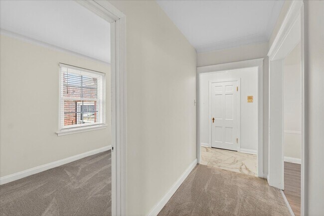 Building Photo - 923 S Hanley Rd