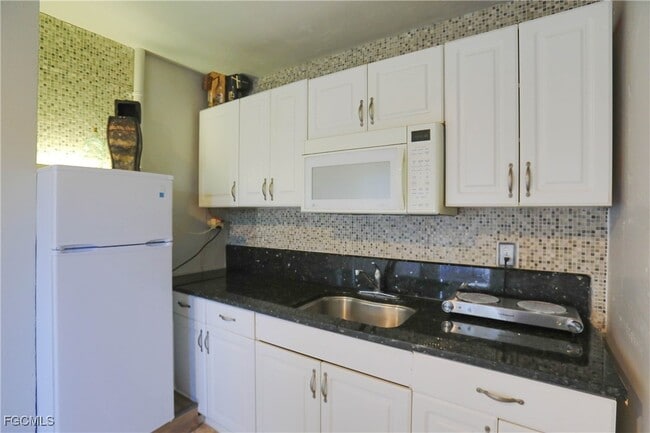 Building Photo - 907 Laredo Ave