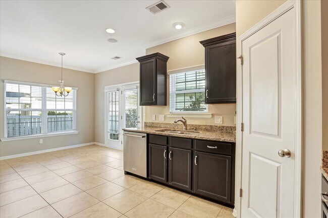 Building Photo - Cute 3 bedroom 2 bath