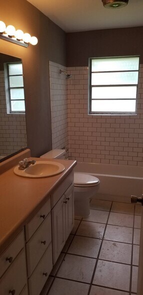 Building Photo - 2520 Melrose Ave