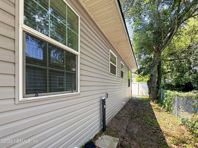 Building Photo - 2220 Flesher Ave
