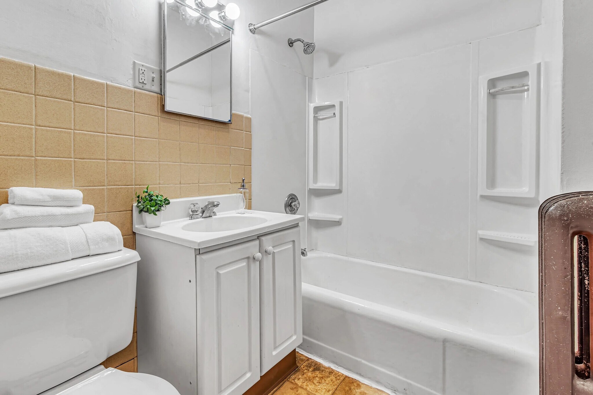 Building Photo - 823 E Johnson St