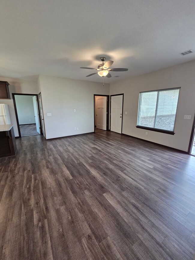 Building Photo - 1553 N Aster Cir