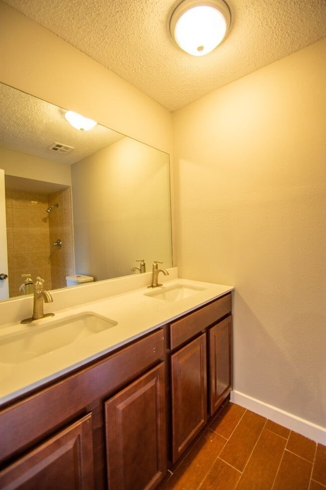 Building Photo - 704 Putt Ln