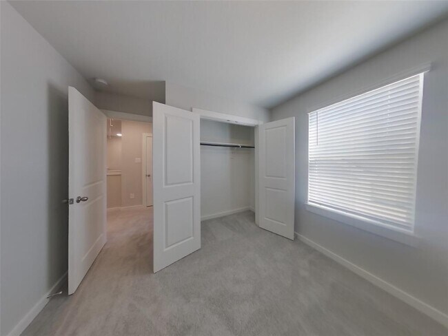 Building Photo - 9835 Willow Creek Commerce Dr