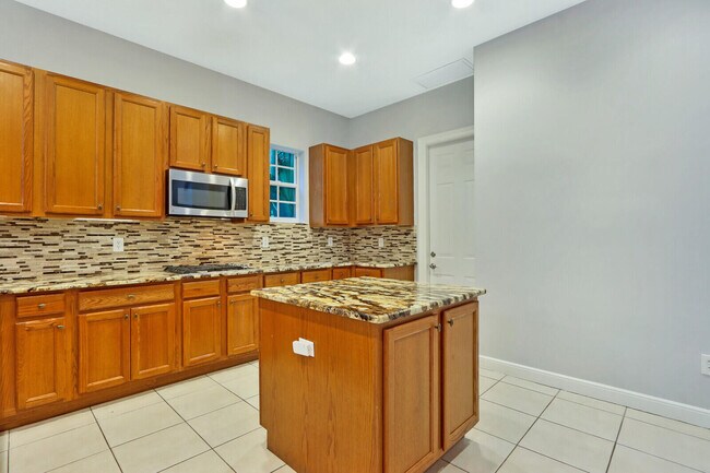 Building Photo - 1904 Flower Dr