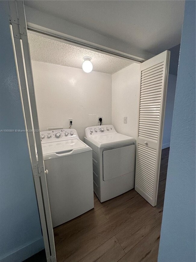 Building Photo - 9187 Fontainebleau Blvd