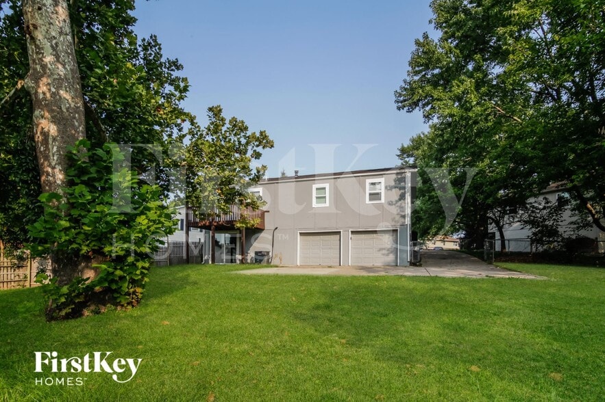 Building Photo - 717 NE Westwind Dr