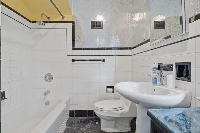 Building Photo - 6 E Union Ave