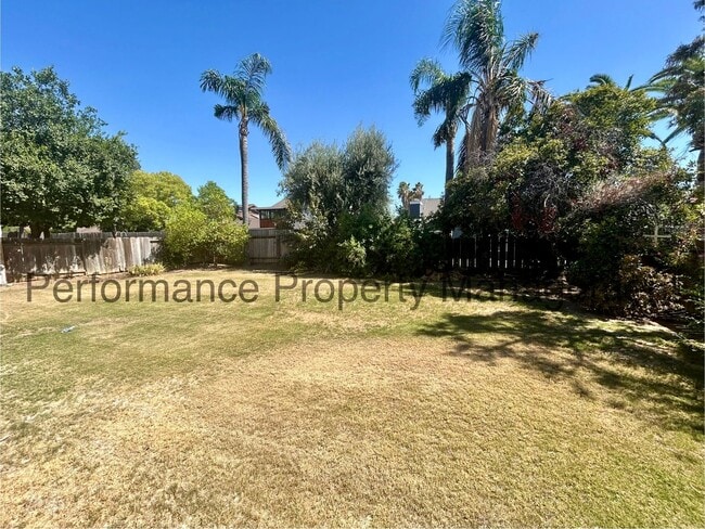 Building Photo - Stunning 3 Bed/2 Bath Split Wing Home w/ R...