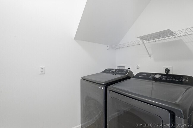 Building Photo - 5513 SW Windward Way