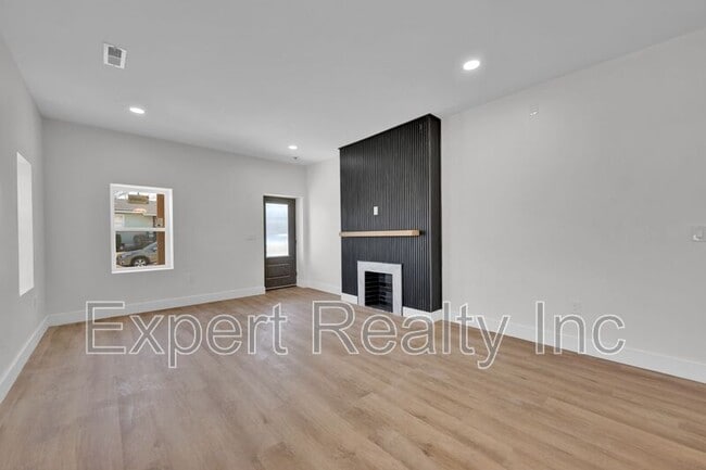 Building Photo - 1720 34th Pl N