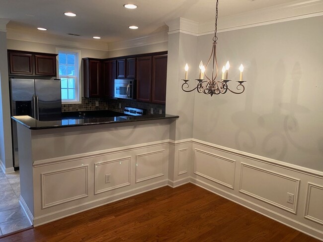 Building Photo - Walk To Shop and Dining - Fantastic North ...