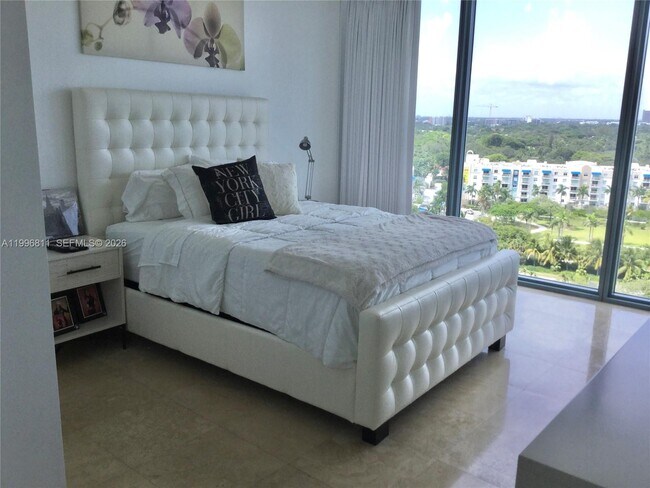 Building Photo - 601 NE 36th St