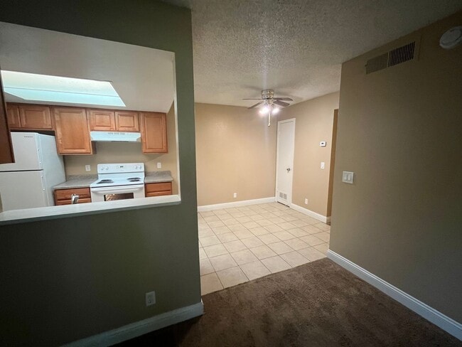Building Photo - 2 Bedroom 1 Bathroom South Reno Condo