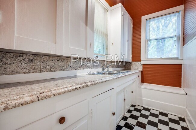 Building Photo - 912 N Elm St