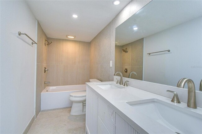 Building Photo - 200 Country Club Dr