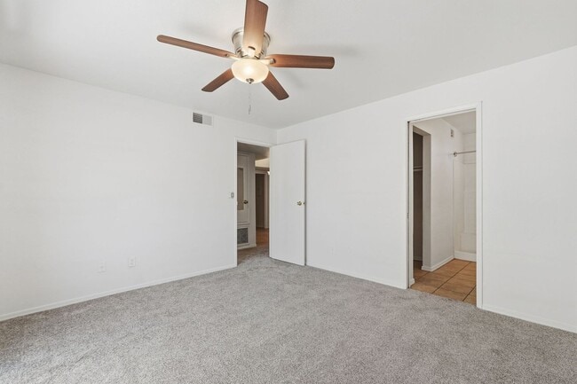 Building Photo - Two Bedrooms! 1 Car Garage!