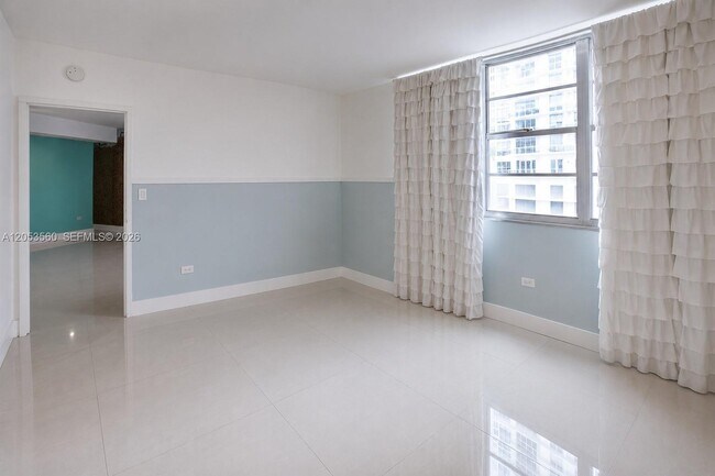 Building Photo - 825 Brickell Bay Dr