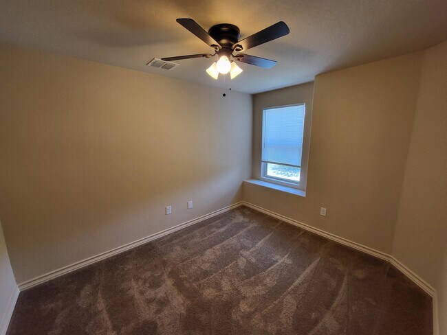 Building Photo - 6930 Lakeview Dr.