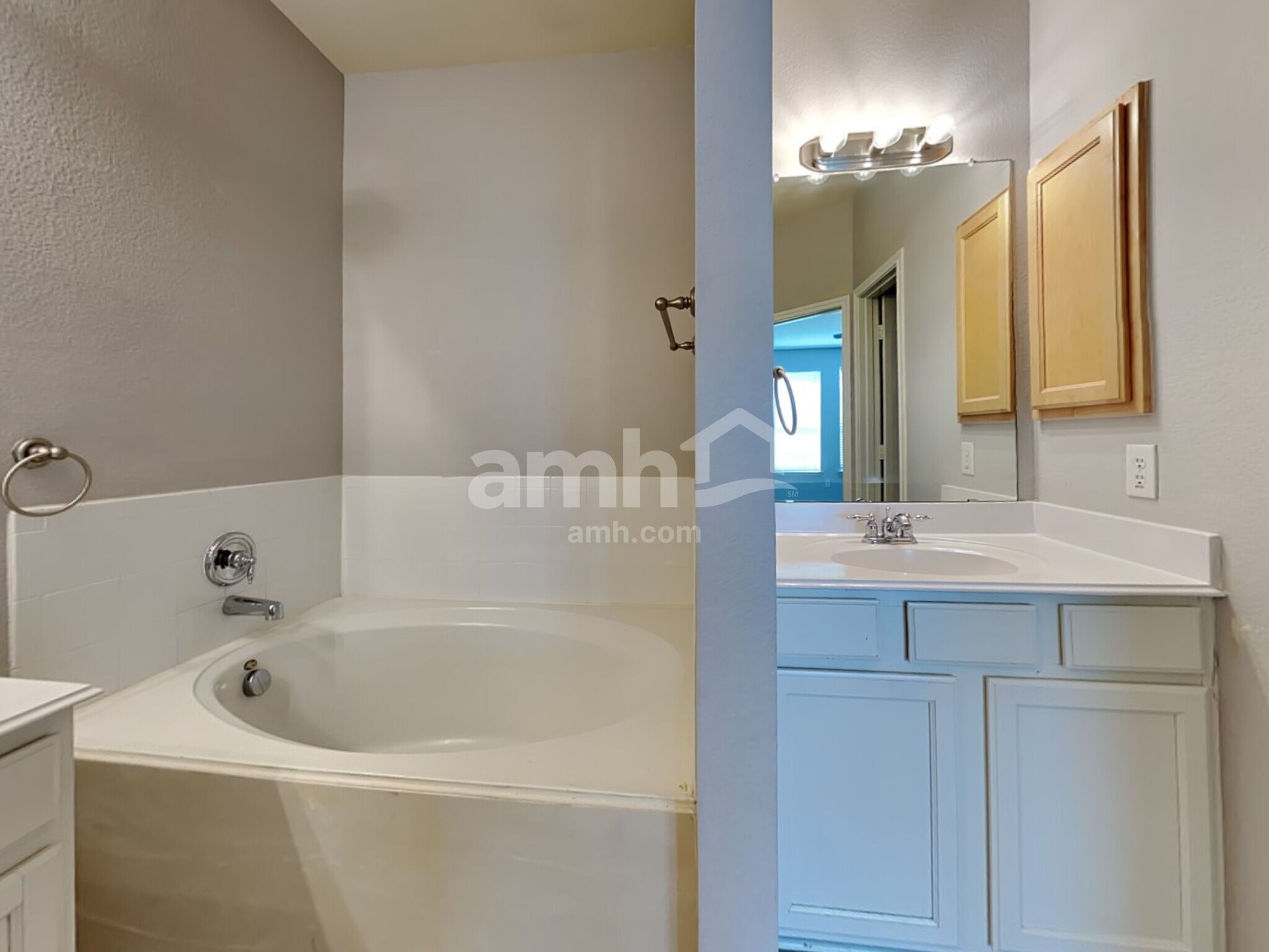 Building Photo - 2319 Merlin Dr