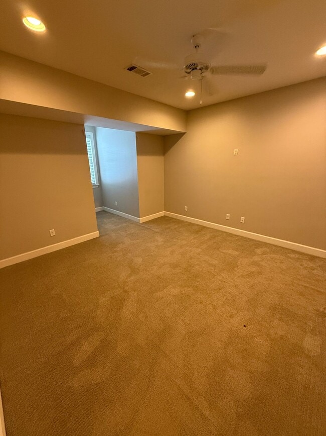 Building Photo - Luxury 3BR/3.5BA Townhome w/ 2-Car Garage in Gated Community