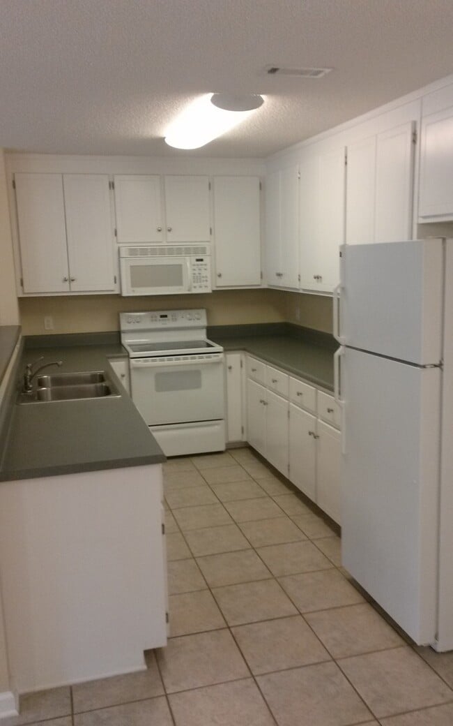 Building Photo - Creekside Subdivision   6 Month Lease Only!