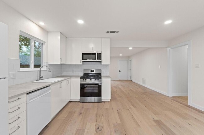 Building Photo - 902 Warrington Dr