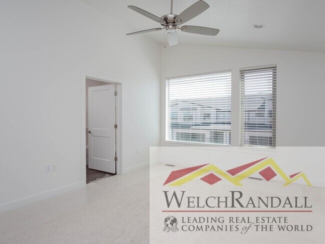 Building Photo - Spacious 3 Bed 2.5 Bath Townhome in West Haven