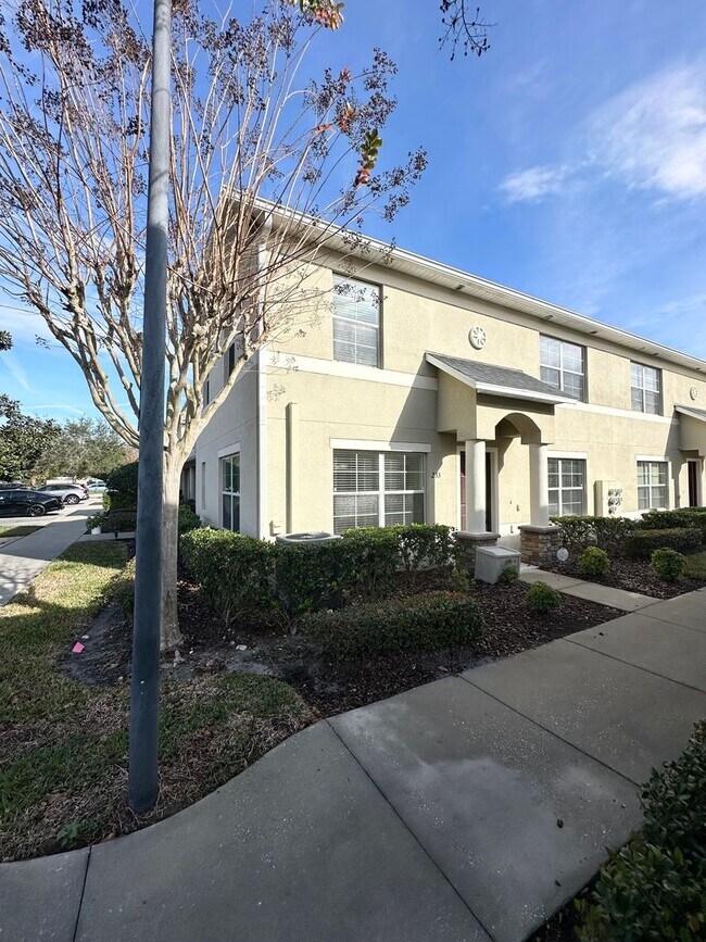 Building Photo - Beautiful and updated 3 bedroom 2.5 bathro...