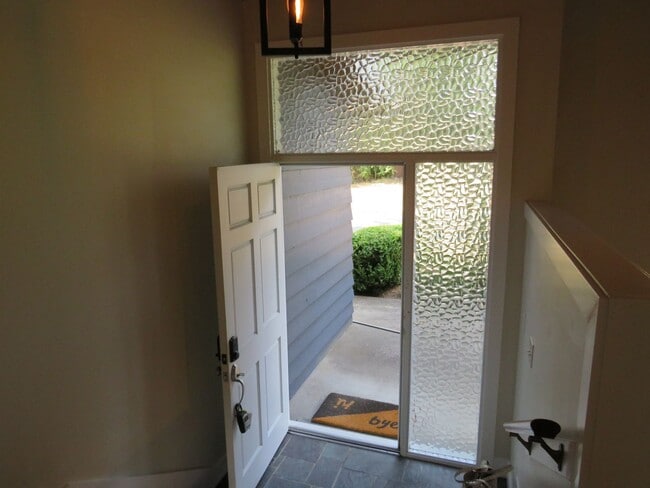 Building Photo - Bellevue Robinswood Mid Century 4bed/3bath Tri-Level $3800.00