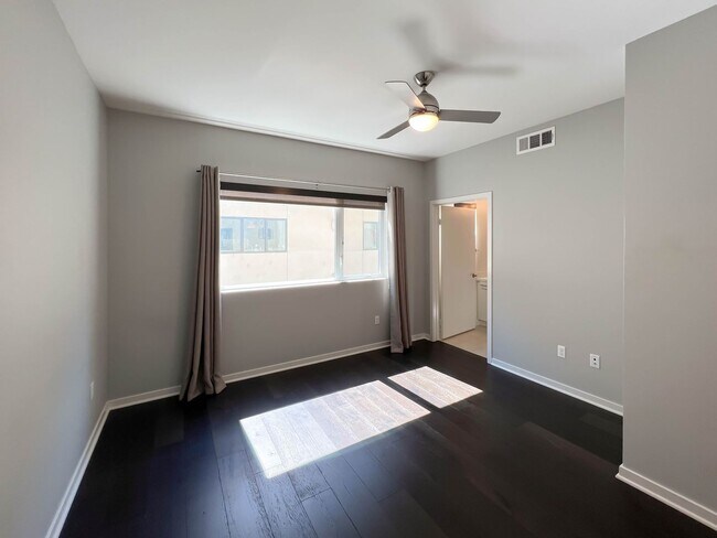 Building Photo - Luxury Townhome Centrally Located in Silver Lake! OPEN HOUSE JUNE 6TH, 2026 from 1:30 PM to 2:30 PM