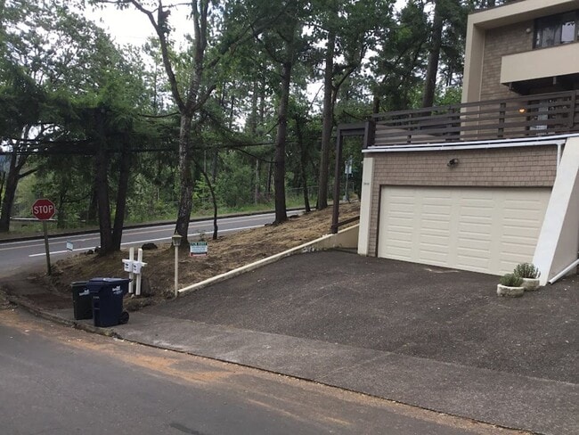 Building Photo - Beautiful 2 Bedroom, 2.5Bathroom Duplex Located Near Amazon Park