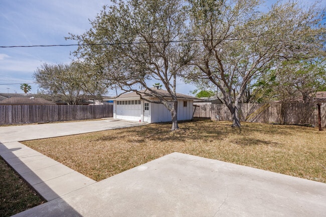 Building Photo - 1137 Bradshaw Dr